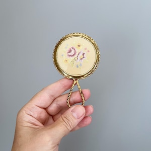 Vintage Kleiner Handspiegel mit Petit Point Blumenstickerei - Mini Handspiegel