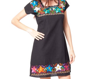 Robe noire avec broderie de fleurs belle