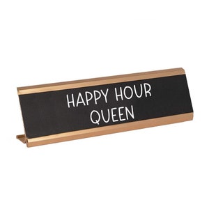 Happy Hour Queen, Funny Desk Name Plate, Cadeau voor Collega, Funny White Elephant Gift, Desk Accessoire, Funny Work Gift, Funny Name Plate
