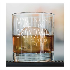 Personalized Mom Grandma Gift, New Grandma Gift, Grandma Est, Grandma Whiskey, Mom Glass, Mom Est 2021, Old Fashioned Rocks Glass, 10 oz