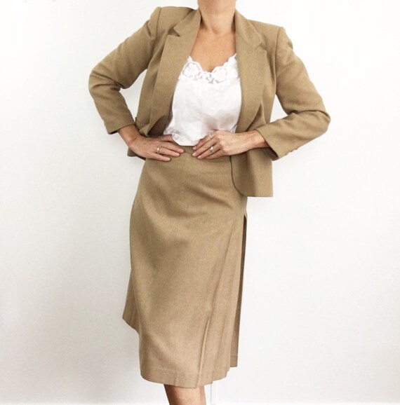 tan pleated skirt
