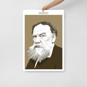 Puede incluir: Una ilustraci&oacute;n en blanco y negro de Le&oacute;n Tolst&oacute;i, un escritor ruso, con una larga barba blanca. El fondo es de color marr&oacute;n claro. El texto "TOLSTOY" est&aacute; en la parte superior de la imagen.