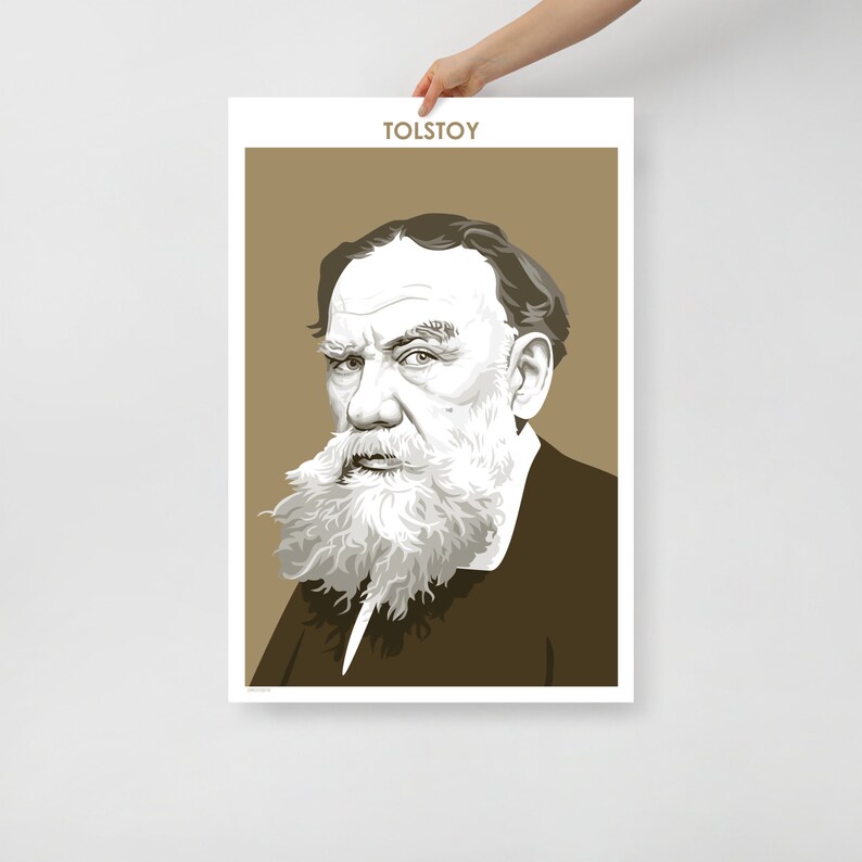 Puede incluir: Una ilustraci&oacute;n en blanco y negro de Le&oacute;n Tolst&oacute;i, un escritor ruso, con una larga barba blanca. El fondo es de color marr&oacute;n claro. El texto "TOLSTOY" est&aacute; en la parte superior de la imagen.