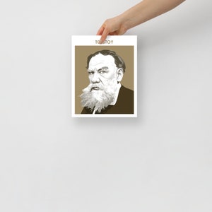 Puede incluir: Una ilustraci&oacute;n en blanco y negro de Le&oacute;n Tolst&oacute;i, un famoso escritor ruso, con una larga barba blanca. El fondo es de color marr&oacute;n claro. El texto "TOLSTOY" est&aacute; en la parte superior de la imagen.