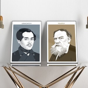 Puede incluir: Dos retratos en blanco y negro enmarcados de autores rusos, uno de Lermontov y el otro de Tolst&oacute;i, colgados en una pared blanca sobre una mesa de metal dorado.