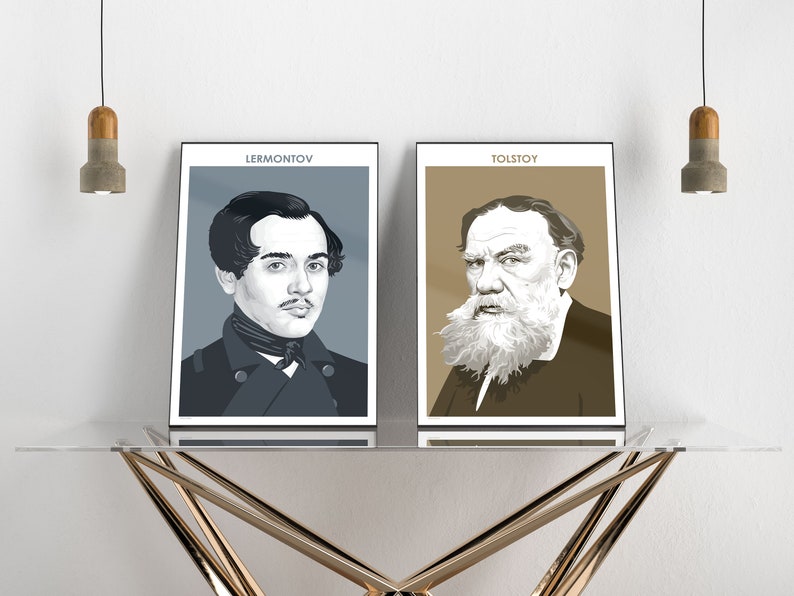 Puede incluir: Dos retratos en blanco y negro enmarcados de autores rusos, uno de Lermontov y el otro de Tolst&oacute;i, colgados en una pared blanca sobre una mesa de metal dorado.