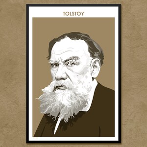 Puede incluir: Una ilustraci&oacute;n en blanco y negro de Le&oacute;n Tolst&oacute;i, un famoso escritor ruso, con una larga barba blanca. La ilustraci&oacute;n est&aacute; sobre un fondo marr&oacute;n con la palabra "TOLSTOY" impresa en blanco en la parte superior.
