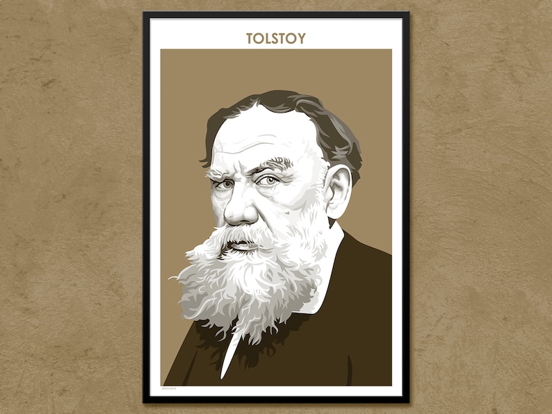 Puede incluir: Una ilustraci&oacute;n en blanco y negro de Le&oacute;n Tolst&oacute;i, un famoso escritor ruso, con una larga barba blanca. La ilustraci&oacute;n est&aacute; sobre un fondo marr&oacute;n con la palabra "TOLSTOY" impresa en blanco en la parte superior.