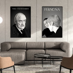 Op de afbeelding: Twee zwart-witte filmposters hangen aan een witte muur boven een grijze bank. De poster aan de linkerkant zegt "WILD STRAWBERRIES" en toont een mannengezicht. De poster aan de rechterkant zegt "PERSONA" en toont de gezichten van twee vrouwen.