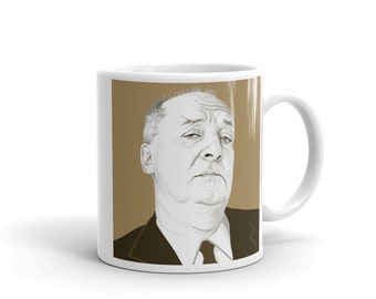 Puede incluir: Taza de cerámica blanca con fondo marrón que presenta una ilustración en blanco y negro de un hombre con una expresión seria. El hombre lleva un traje oscuro y una corbata.