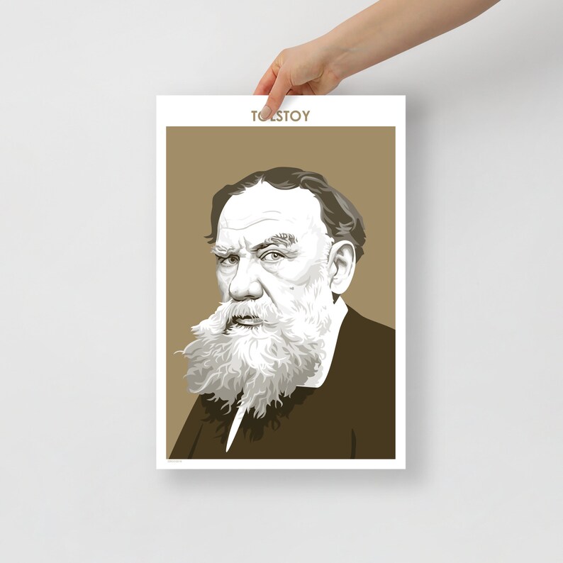 Puede incluir: Una ilustraci&oacute;n en blanco y negro de Le&oacute;n Tolst&oacute;i, un escritor ruso, con una larga barba blanca. El fondo es de color marr&oacute;n claro. El texto "TOLSTOY" est&aacute; en la parte superior de la imagen.