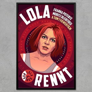 Könnte beinhalten: Ein rotes und weißes Poster mit dem Titel "Lola Rennt" in weißer Schrift. Das Poster zeigt eine Frau mit roten Haaren und einem weißen Tanktop. Das Poster enthält auch den Text "Franka Potente, Moritz Bleibtreu, Ein Film von Tom Tykwer".