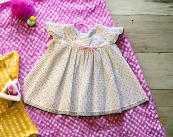 Vintage Robe pour bébé ou pour poupée Déguisements Fête Église Anniversaire Plis Floral rose