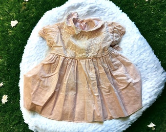 vintage Robe pour bébé ou pour poupée Déguisements Fête Église Anniversaire Rose Dentelle à oeillets