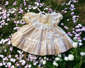 Vintage robe de bébé ou de poupée fantaisie fête église anniversaire rose dentelle pois