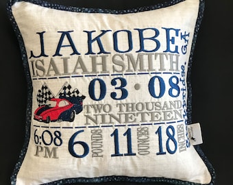 Almofada de anúncio de nascimento de carro de corrida... Bordada com informações de nascimento do bebê
