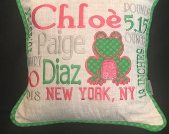 Almofada de anúncio de nascimento de sapo bebê... Bordada com informações de nascimento do bebê