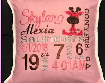 Almofada de anúncio de nascimento de girafa bebê ... bordada com informações de nascimento do bebê