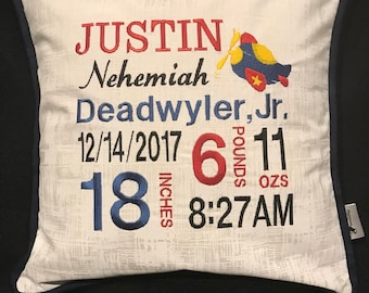 Almofada de anúncio de nascimento de avião... bordada com informações de nascimento do bebê