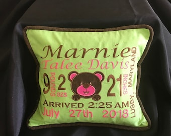 Almofada de anúncio de nascimento de ursinho de pelúcia... Bordada com informações de nascimento do bebê