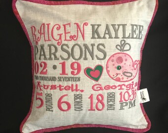 Almofada de anúncio de nascimento de baleia bebê... Bordada com informações de nascimento do bebê