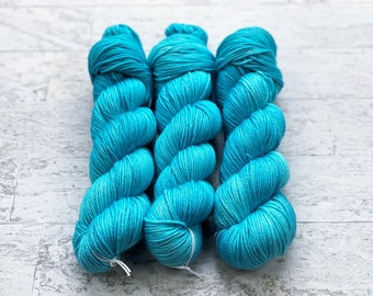 Phoenix handgeverfd luxe garen - superwash merino-/zijdegaren - DK Weight - ijsblauw