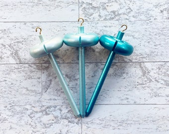 Mini huso de caída pintado a mano: madera de abedul con espiral superior - Azul