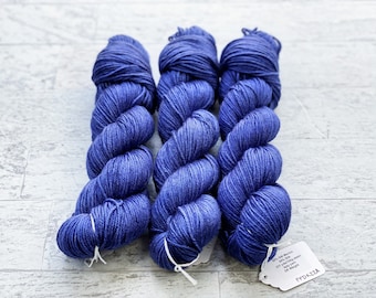 Phoenix Hand Geverfd Luxe Garen - Superwash Merino/Zijde Garen - DK Gewicht - Marineblauw