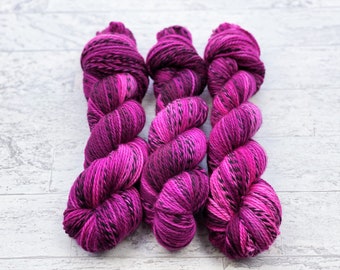 Hilo de merino superlavado teñido a mano: rayas de cebra rosa baya, grosor DK