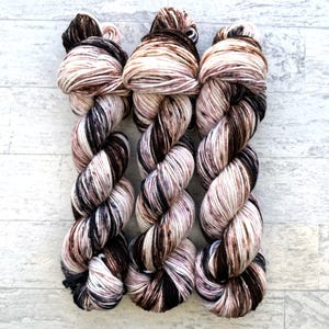 Gradient Hand Dyed Highland Yarn - 100% Peruvian Highland Yarn - Worsted Weight - #V105
