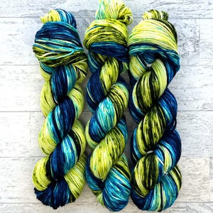 Gradient Hand Dyed Highland Yarn - 100% Peruvian Highland Yarn - Worsted Weight - #V103