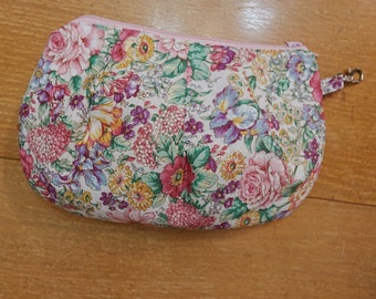 Florale Baumwoll-Make-up-Tasche: Abgerundete Reisekosmetiktasche