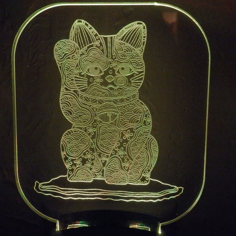 Veilleuse porte-bonheur personnalisée, veilleuse enfichable gravée personnalisée, thème figurine japonaise, Maneki Neko, chat invitant ou accueillant image 3