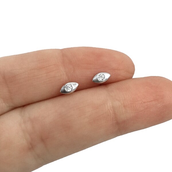 Pendientes de ojo maligno diminuto en plata de ley, tachuelas delicadas, pendientes para niños, pendientes de ojos, joyas de ojos, tachuelas de cartílago, pendientes de cartílago