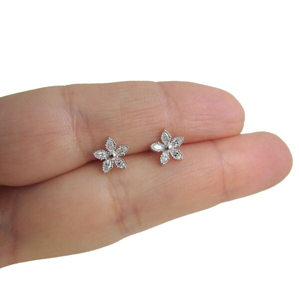 Flower stud earring in Sterling Silver ,Dainty stud, Flower earring, Flower stud, Daisy stud, Cartilage earrings, CZ earrings,Bridal earring