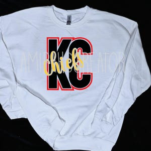 KC Kansas City Chiefs Varsity-logotyp stava ut SVG PNG-grafikfil digital tröjtillverkning fotboll Taylor Swift Mahomes Kelce inte fysiskt objekt