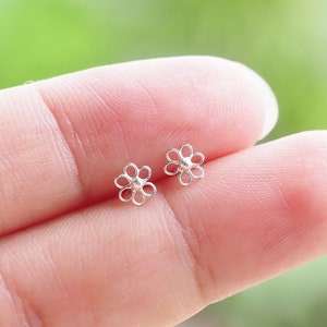 4 mm Tiny Small Flower stud earrings, Sterling silver Dainty Flower, Simple Minimalist Earrings, Gift for her / Q106