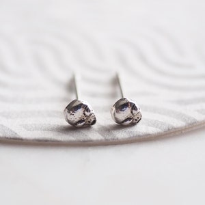 Tiny Alien Head Earrings, Galaxy Space Universe jewelry, Alien Jewelry / Q384