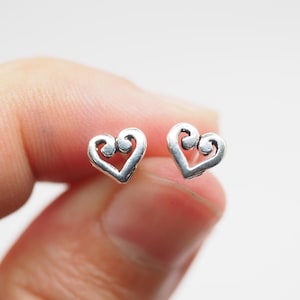 Niedliche Königreich Herz Ohrstecker, Sterling Silber Herz Ohrstecker, zierliche Minimalist Ohrringe, Gamer Schmuck, Herz Symbol Ohrringe / Q283