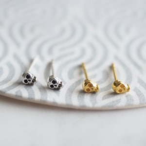 Sterling silver Tiny Skull Earrings, Gold Skull Head Earrings, Gothic Halloween earrings, skeleton studs / Q289
