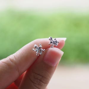 3D Frog Earrings, Amphibian Jewelry, Sterling silver Frog Jewelry, Animal post studs / SD327