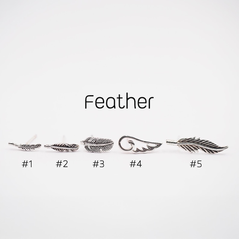Puede incluir: Una colecci&oacute;n de pendientes plateados con tem&aacute;tica de plumas. La palabra "Feather" se muestra encima de los pendientes. Cada pendiente est&aacute; numerado del #1 al #5, mostrando diferentes dise&ntilde;os de plumas, incluyendo un pendiente en forma de ala.