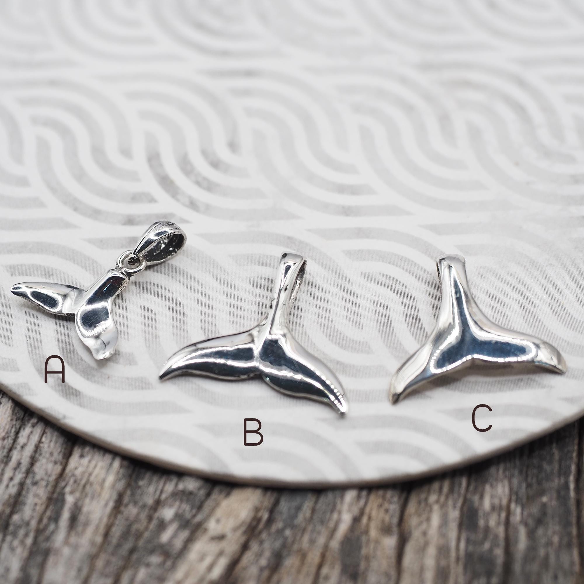 小さな魚のしっぽチャームペンダント、クジラのチャームネックレス 