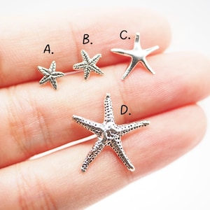 以下が含まれることがあります： 異なるサイズの銀製のヒトデのイヤリングが4つ。イヤリングにはA、B、C、Dのラベルが付けられています。ヒトデはすべて同じ方向を向いています。