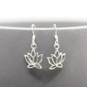 Ein paar Lotus Blume Baumeln Ohrringe, Sterling Silber Lotus Blüte Ohrringe, Yoga Liebhaber Geschenk / DX8