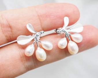 Freshwater Pearl Mistletoe Stud Earrings,  Christmas Mistletoe earrings, Christmas Holiday Jewelry, Pearl earrings /KA40