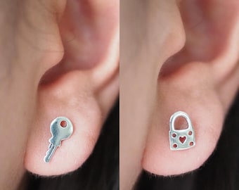 Aretes de plata de ley con candado y llave • Aretes desiguales de plata 925 • Joyas simbólicas de amor • Aretes minimalistas • Regalo para ella/ Q363P