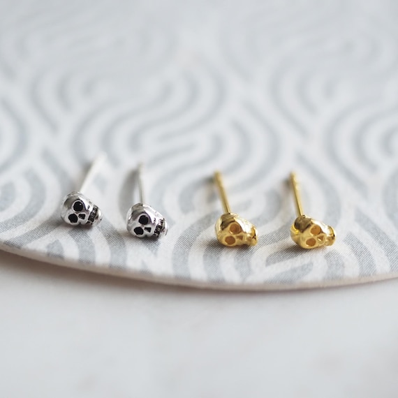 Sterling silver Tiny Skull Earrings, Gold Skull Head Earrings, Gothic Halloween earrings, skeleton studs / Q289