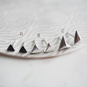 Små triangelformade örhängen, Silver925 pyramidörhängen, geometriska smycken / Q350-2