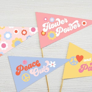 Könnte beinhalten: Vier bunte Wimpelflaggen mit Retro-Designs. Die Flaggen zeigen die Aufschriften "Flower Power", "Peace Out", "Love and Party" und eine mit einem Blumenmuster.